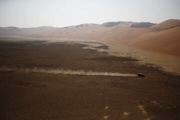 Vista general de un piloto de vehículos durante la etapa 11 del Rally Dakar 2023. 