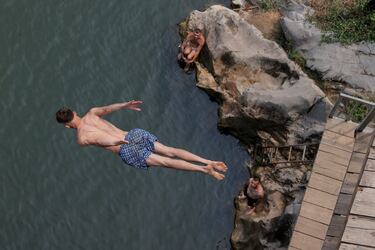 Participantes saltan desde el Puente Sagrado, una construcción de piedra del siglo XVIII de 22 metros de altura, cerca de Gjakova, la séptima ciudad más grande de Kosovo. Las imágenes  corresponden a una tradicional competición de saltos, de carácter anual, que en cada edición reúne a los mejores clavadistas y a varios cientos de aficionados.