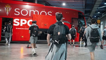 17-05-25. LOS JUGADORES DEL SPORTING SE DIRIGEN AL AUTOCAR, CAMINO DEL PARTIDO EN LA ROSALEDA.
