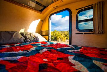 Rodeada de ventanas deslizables, esta cama hará que tus despertares sean únicos cada día. ¡Tan solo tendrás que escoger el sitio adecuado para disfrutar de la mejor vida en naturaleza! Todo ello rodeado de todas las comodidades tales como una iluminación 