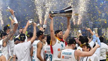 Real Madrid&#039;s Spanish forward Felipe Reyes lifts the trophy as he celebrates with team mates their 85-80 win over Fenerbahce in the Euroleague Final Four finals basketball match between Real Madrid and Fenerbahce Dogus Istanbul at The Stark Arena in 