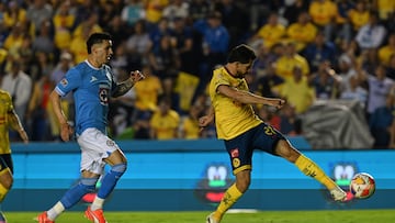 Jorge Sanchez (L) of Cruz Azul fights for the ball with Henry Martin (R) of America during the Semi-Final second leg match between America and Cruz Azul as part of the Liga BBVA MX, Torneo Clausura 2025 at Ciudad de los Deportes Stadium on May 18, 2025 in Mexico City, Mexico.