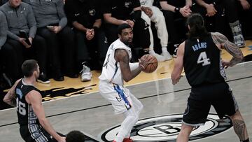 New York (United States), 21/11/2022.- Brooklyn Nets guard Kyrie Irving (C) is defended by Memphis Grizzlies center Steven Adams (R) during the first half of the NBA basketball game between the Memphis Grizzlies and the Brooklyn Nets at the Barclays Center, in Brooklyn, New York, USA, 20 November 2022. (Baloncesto, Estados Unidos, Nueva York) EFE/EPA/Peter Foley SHUTTERSTOCK OUT