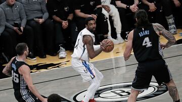 New York (United States), 21/11/2022.- Brooklyn Nets guard Kyrie Irving (C) is defended by Memphis Grizzlies center Steven Adams (R) during the first half of the NBA basketball game between the Memphis Grizzlies and the Brooklyn Nets at the Barclays Center, in Brooklyn, New York, USA, 20 November 2022. (Baloncesto, Estados Unidos, Nueva York) EFE/EPA/Peter Foley SHUTTERSTOCK OUT
