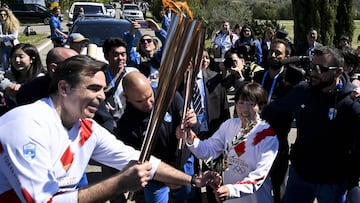 La japonesa Noguchi Mizuki pasa el relevo de la antorcha olímpica a Margaritis Schinas durante el encendido de la llama olímpica de los Juegos de Tokio 2020 que se celebró este jueves 12 de marzo de Olimpia (Grecia).