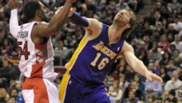 Patrick Patterson de Toronto Raptors disputa el balón con Pau Gasol de Los Ángeles Lakers hoy, domingo 19 de enero de 2014, durante la primera mitad del partido de la NBA en Toronto (Canadá).