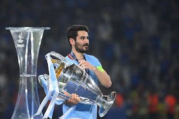 Ilkay Gundogan con el trofeo de la Champions League.