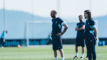 Claudio Giráldez, entrenador del Celta, observa una sesión de trabajo de su equipo.