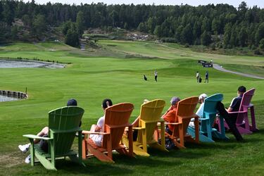 El European Challenge Tour de golf regresó a Suecia con la disputa del Dormy Open, que tuvo lugar en el Österakers Golfklubb de Estocolmo. En la imagen, un grupo de privilegiados observa el juego durante la primera jornada desde unas butacas de madera en el green del hoyo 18 del Österled, el recorrido donde se desarrolla la competición.