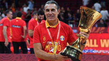 Sergio Scariolo posa con la Copa Mundial.
