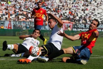 Ftbol, Colo Colo v Unin Espaola.
Primera fecha, Campeonato de Clausura 2016.
El jugador de Unin Espaola, Dagoberto Currimilla, abajo, disputa el baln con Andrs Vilches de Colo Colo durante el partido de primera divisin en el estadio Monumental de Santiago, Chile.
16/01/2016
Felipe Zanca/Photosport*****

Football, Colo Colo v Union Espanola.
First date, Clousure Championship 2016.
Unin Espaola's player, Dagoberto Currimilla, down, battles for the ball against Andrs Vilches of Colo Colo during the first division football match at the Monumental stadium in Santiago, Chile.
16/01/2016
Felipe Zanca/Photosport