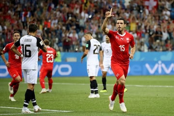 Blerim Dzemaili celebra el 1-0 para Suiza. 