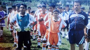 A la izquierda podemos observar a Keylor en su adolescencia, siempre con esa mirada que transmite seguridad. 