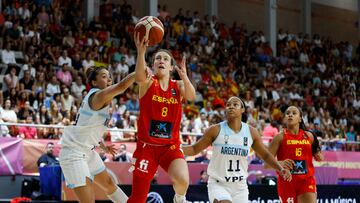 Alicia Flórez, jugadora de la Selección Sub-19, lanza ante Argentina en el Mundial.