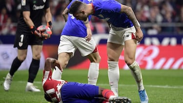 Unai Núñez va de forma temeraria y comete penalti sobre Lemar