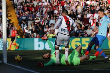 Oblak fue decisivo en Vallecas. Primero al salir oportunamente a los pies de Raúl de Tomás y, después, sobre el tiempo al atajar un cabezazo de gol de Ba.