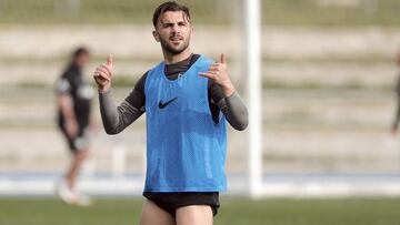 Sadiku, durante un entrenamiento en el estadio Ciudad de M&aacute;laga.