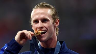 Saint-denis (France), 06/08/2024.- Gold medalist Cole Hocker of the USA during the medal ceremony for the Men 1500m final of the Athletics competitions in the Paris 2024 Olympic Games, at the Stade de France stadium in Saint Denis, France, 06 August 2024. (1500 metros, 1500 metros, Francia) EFE/EPA/ANNA SZILAGYI