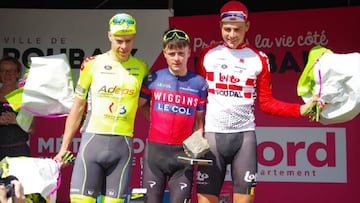 Johan Jacobs posa junto a Tom Pidcock y Jens Reynders en el podio de la París-Roubaix Espoirs de 2019.