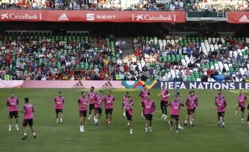 Los jugadores, llevaron petos rosas en solidaridad con la lucha contra el cáncer de mama.