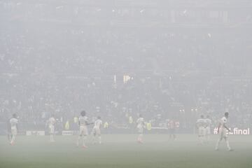 La afición del Marsella encendió el campo con bengalas