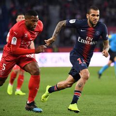 El PSG negocia con Dani Alves: a revisar los años y salario