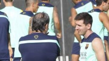 CONFIANZA. El Tata Martino requirió a Messi antes de comenzar la sesión preparatoria ayer por la tarde en la Ciutat Esportiva.