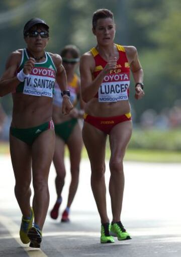 Vera Santos de Portugal y Lorena Luaces de España durante la prueba de los 20 km marcha femenino en el Campeonato Mundial de Atletismo de la IAAF en el estadio Luzhniki de Moscú