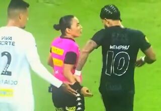 Esta escena de Depay y una árbitra causa polémica en Brasil