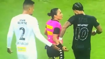 Esta escena de Depay y una árbitra causa polémica en Brasil