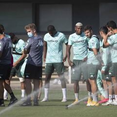 Guardado y Lainez, ausencias
en una lista con Loren Morón