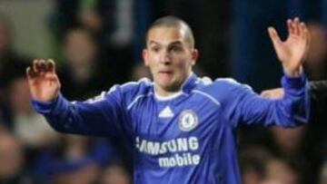 Ben Sahar en un partido con el Chelsea