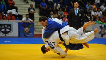 Nikoloz Sherazadishvili, de azul.