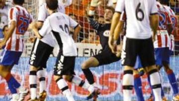 <b>PARADÓN. </b>En la segunda parte del partido, cuando el Valencia aún buscada el empate, De Gea hizo una parada magistral tras un cabezazo a bocajarro de Soldado.