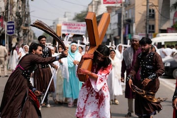 Devotos cristianos recrean la crucifixión de Jesucristo durante una procesión del Miércoles Santo en Jammu, India.