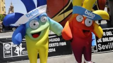 Olé y Hop, un par de manos vestidas para jugar al baloncesto que representan las mascotas de la Copa el Mundo de Baloncesto de España 2014 que, junto con el balón oficial, han sido presentados hoy en Sevilla. EFE/ Raúl Caro
