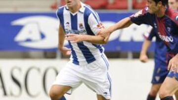 <b>EN EL AIRE. </b>Igarretxe con el balón, en un Real Sociedad-Eibar de pretemporada.