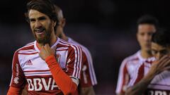 River Plate&#039;s midfielder Leonardo Ponzio and teammates leave the field at the end of the first half of their Argentina First Division football match against Racing at the Antonio Vespucio Liberti stadium in Buenos Aires, on June 18, 2017. / AFP PHOTO / Alejandro PAGNI