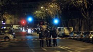 La polic&iacute;a francesa bloquea la calle cerca del restaurante &#039;Le Petit Cambodge&#039; donde se produjo un tiroteo.