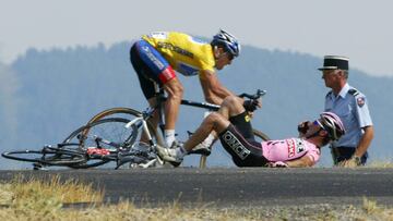 Lance Armstrong supera a Beloki, recién caído.
