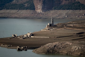 Esta crítica situación del nivel del agua ha tenido como consecuencia desde hace meses la aparición del antiguo pueblo de Sant Romà de Sau, inundado cuando se construyó la presa en 1962.

