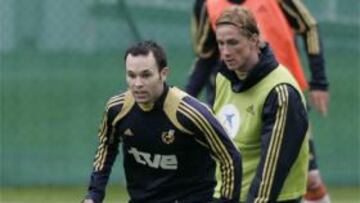 Iniesta con Torres en un entrenamiento