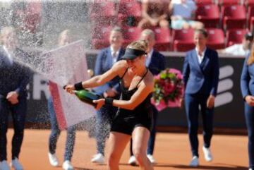 Laura Siegemund brinda por la victoria en el Swedish Open. 