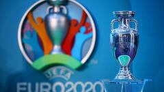 El trofeo de campeón de la Eurocopa durante la presentación de la sede de Londres para la edición de 2020.