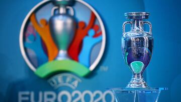 El trofeo de campeón de la Eurocopa durante la presentación de la sede de Londres para la edición de 2020.