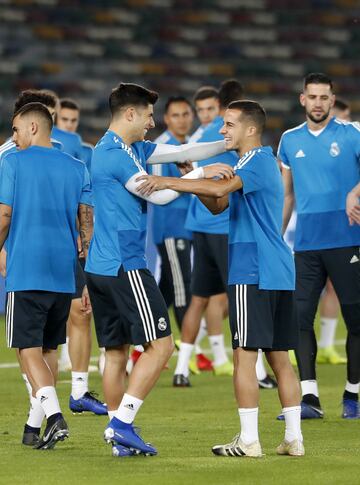 Bromas entre Asensio y Lucas Vázquez. 