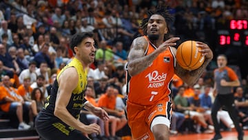 VALENCIA, 10/06/2025. El base estadounidense de Valencia Basket, Chris Jones (d), con el balón ante el jugador de La Laguna Tenerife, Jaime Fernández, durante el primer encuentro de las semifinales de la Liga Endesa que disputan hoy martes en el pabellón de la Fuente San Luis de Valencia. EFE/Miguel Ángel Polo.