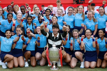 El español Carlos Alcaraz celebra con los recogepelotas el triunfo. 