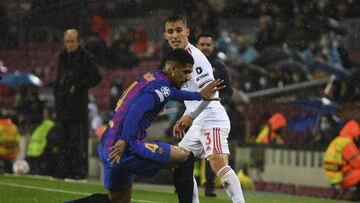Ronald Araujo, jugador del FC Barcelona, y Alejandro Grimaldo, jugador del Benfica, durante un partido de Champions League.