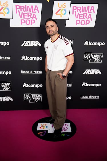 El presentador David Álvarez posa en la alfombra roja de LOS40 Primavera Pop.